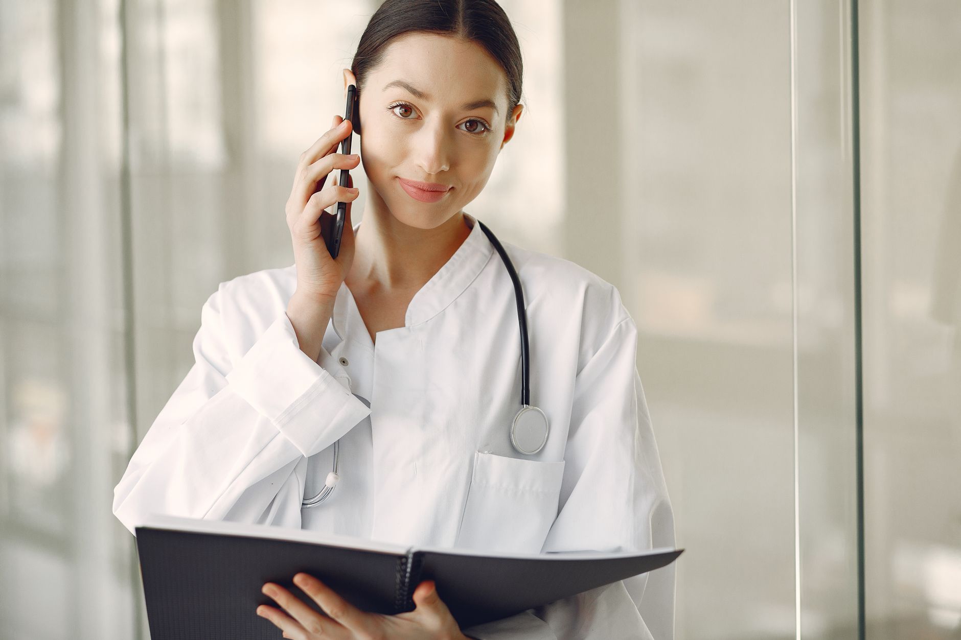 Ärztin im Gespräch, Sinnbild für Patientenkommunikation in Healthcare-Brands