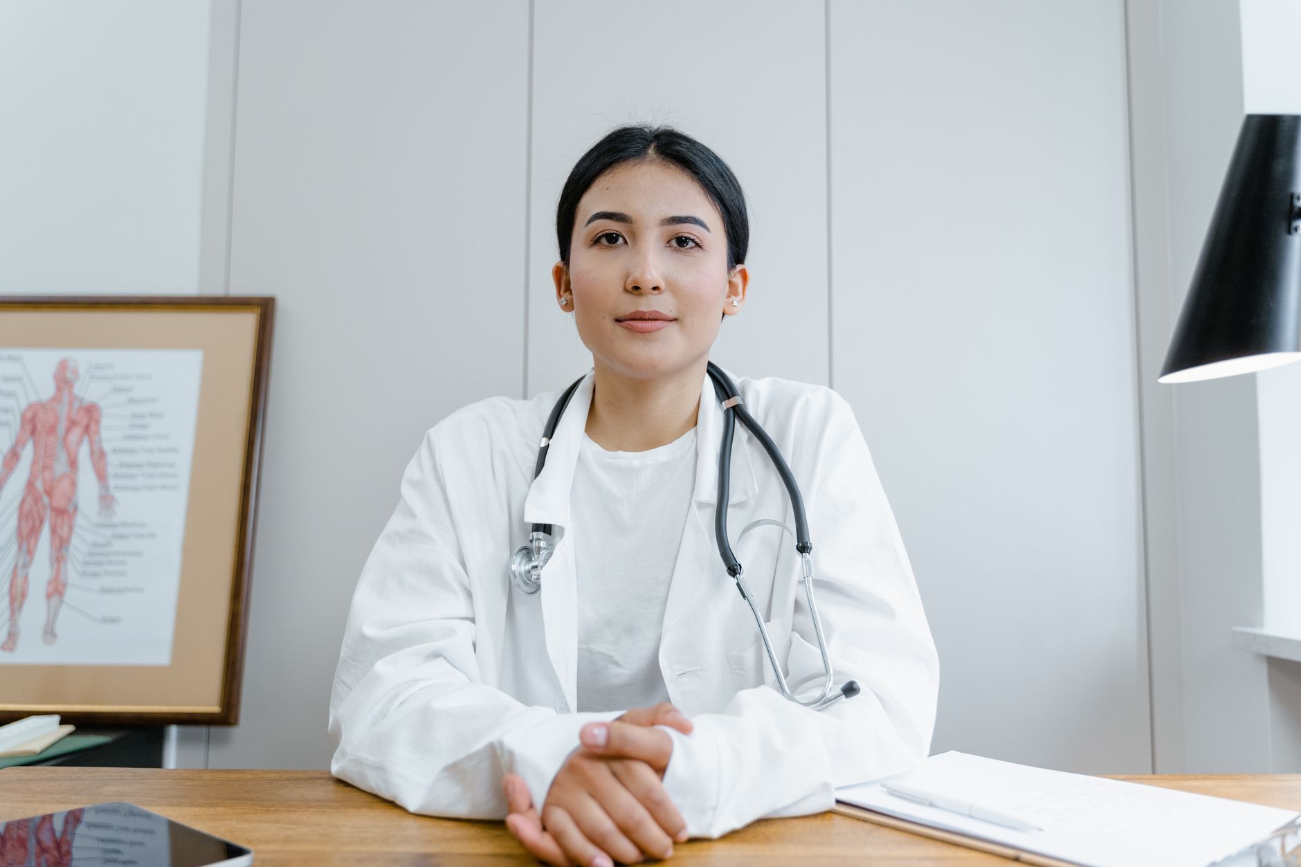Ärztin bei Telekonsultation, visuelle Referenz für Digital-Health-Marke
